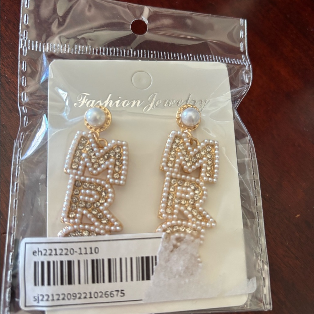 Mrs. Pearl and sparkle fashion Earrings brand new never opened